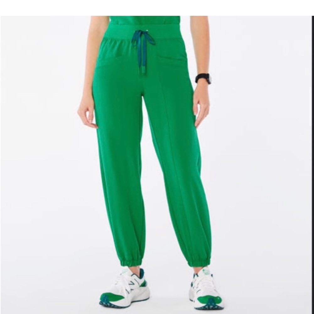 Figs high waisted rio balloon jogger in evergreen small euc